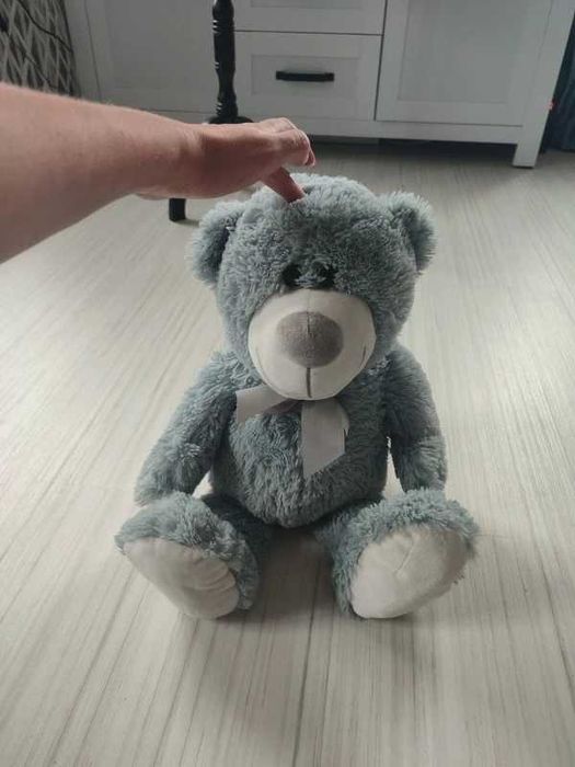 Pluszowy miś marki Smiki to idealna maskotka do przytulania i zabawy