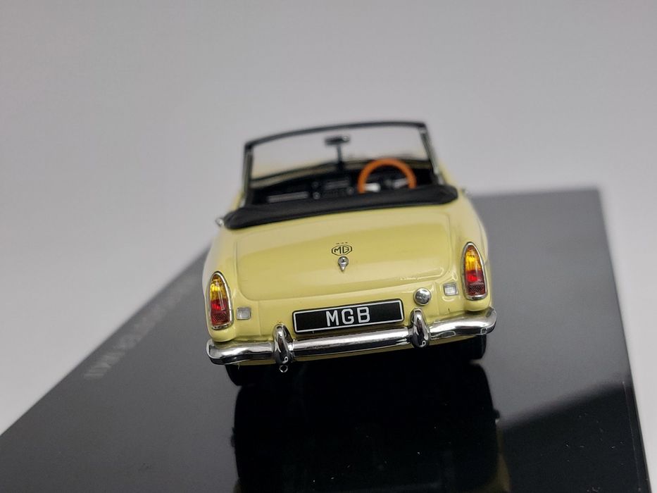 Модель 1:43 MGB Roadster MkII (AutoArt)