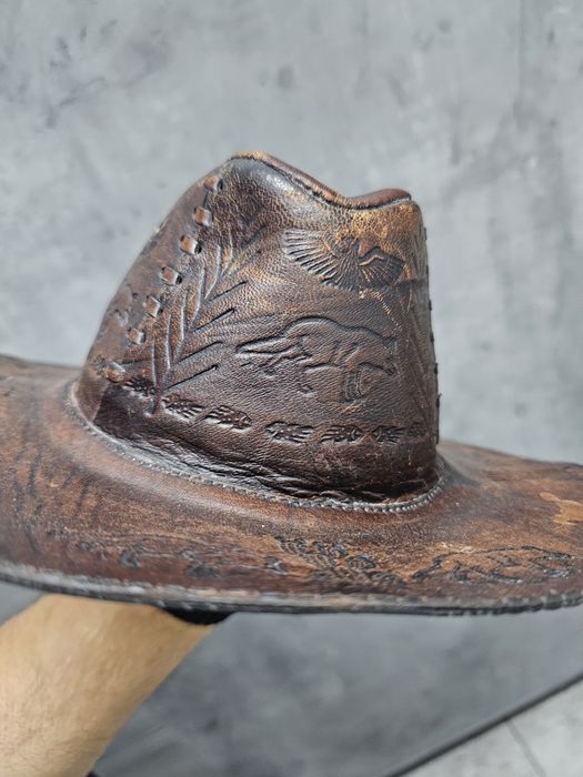 Skórzany australijski kapelusz bogato zdobiony.