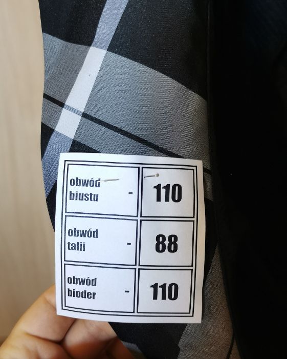 Elegancki dwuczęściowy kostium - żakiet i spódnica.