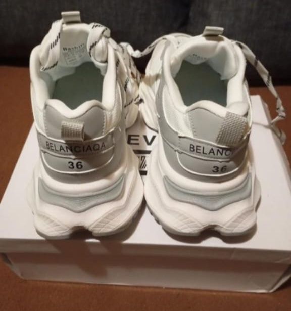 Кросівки жіночі стильні