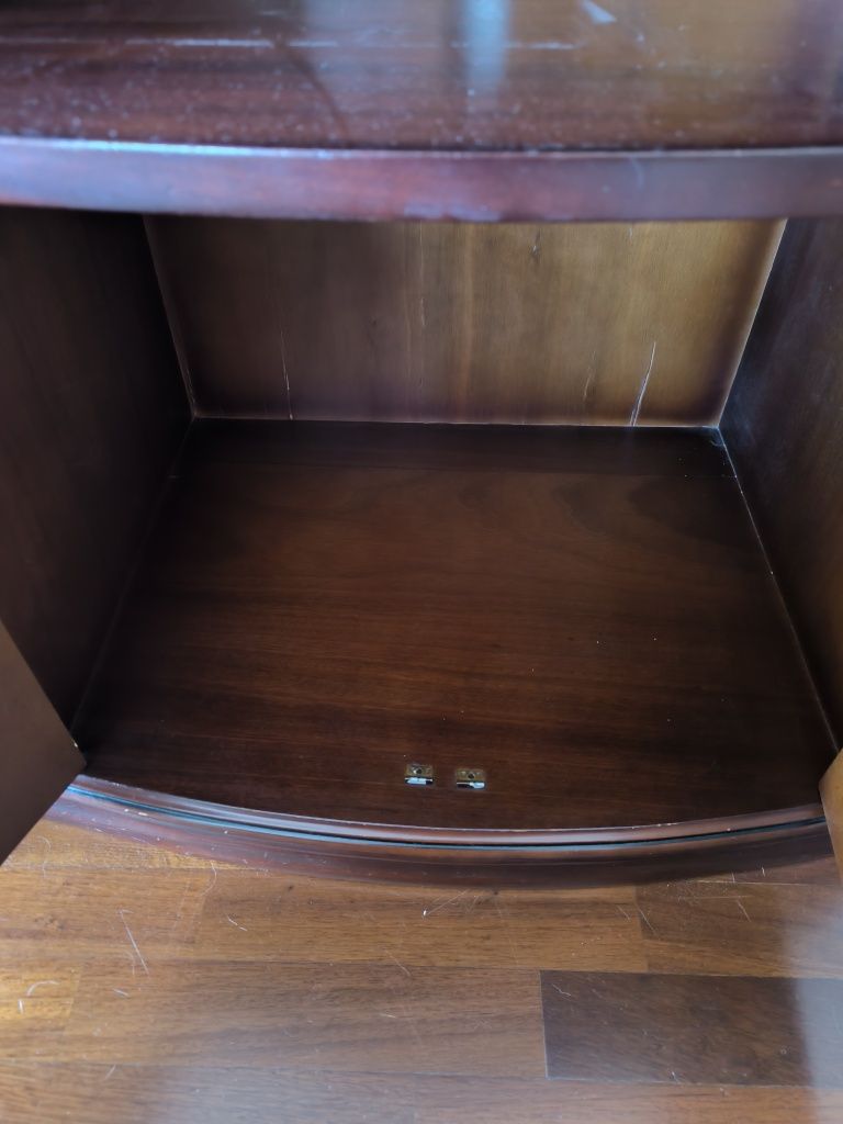 Móvel de TV com tampo rotativo e uma gaveta e duas portas