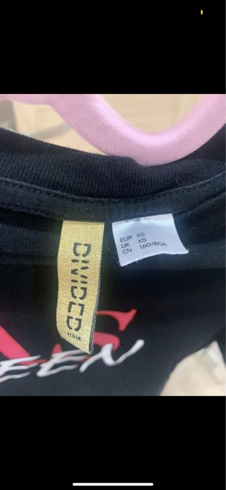 Czarna koszulka z napisem yas queen