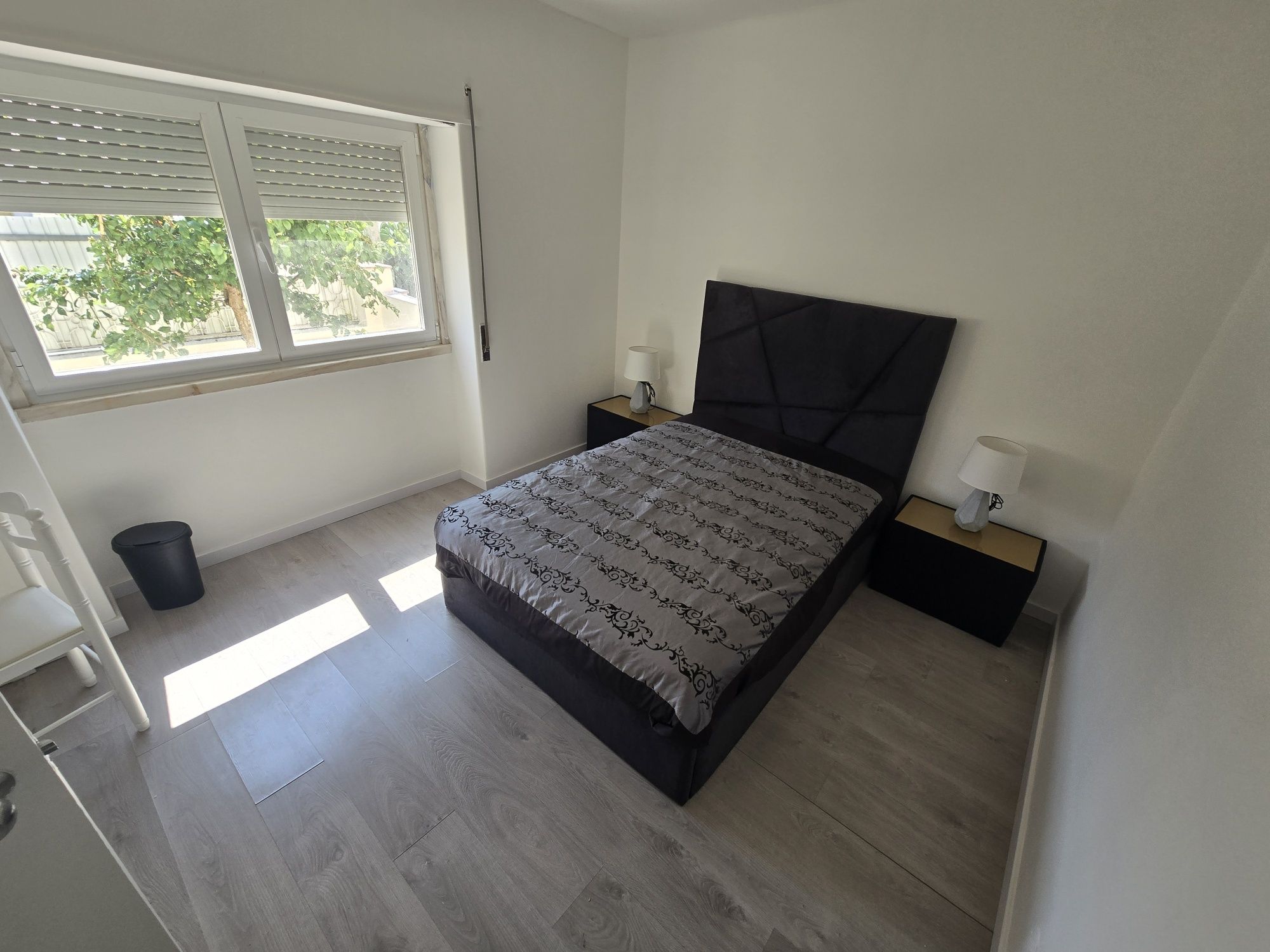 Alugo quarto em casa partilhada apenas para senhoras.