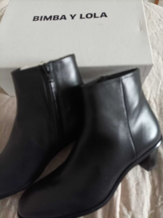 Botins pretos em pele novos