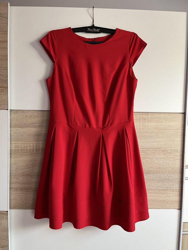 elegancka czerwona sukienka