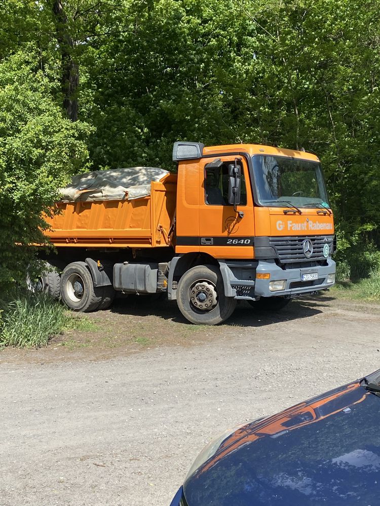 Transport zwiru piasku ziemi gruzu koparka
