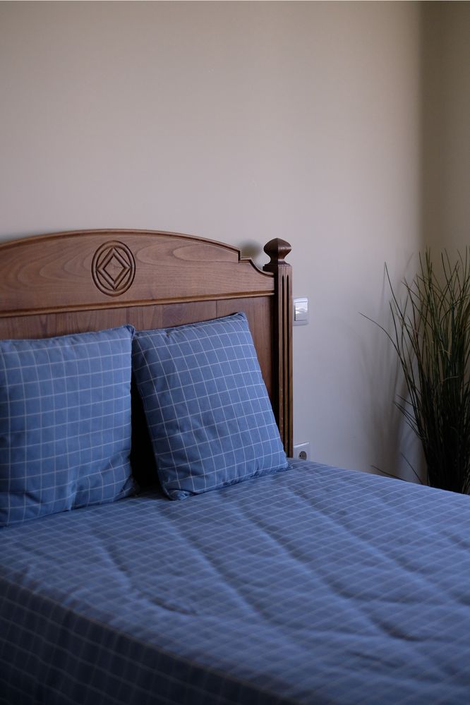 Cama de madeira de corpo e meio