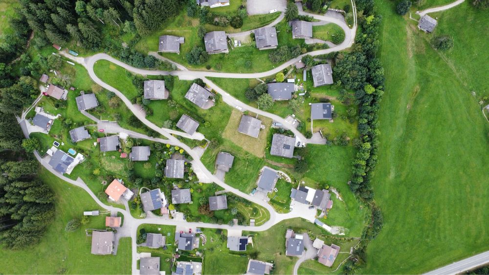 Lotnicze ujęcia dronem 4K – pokaz nieruchomości i działki