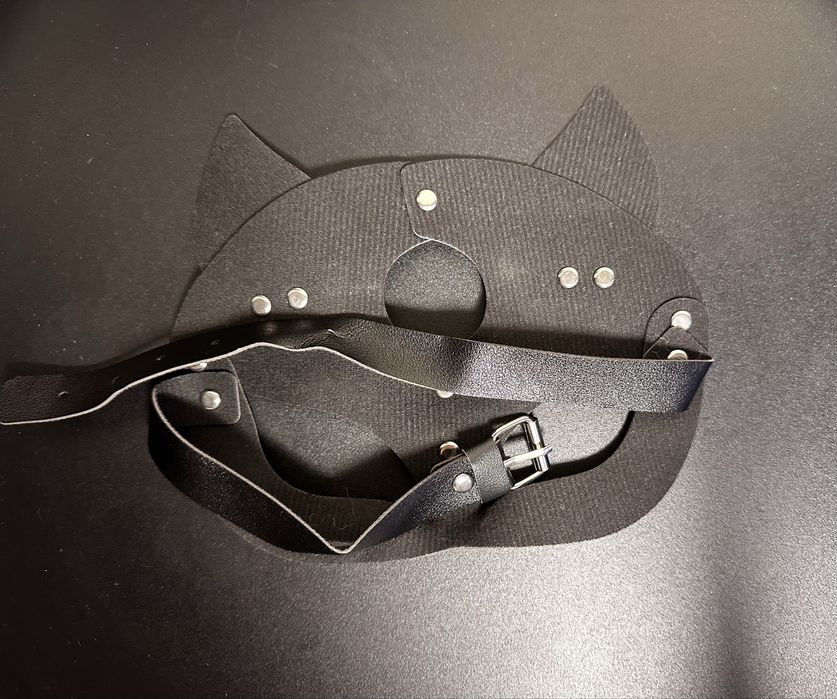 Маска-кішка. Для впевнених образів. Кожзам.