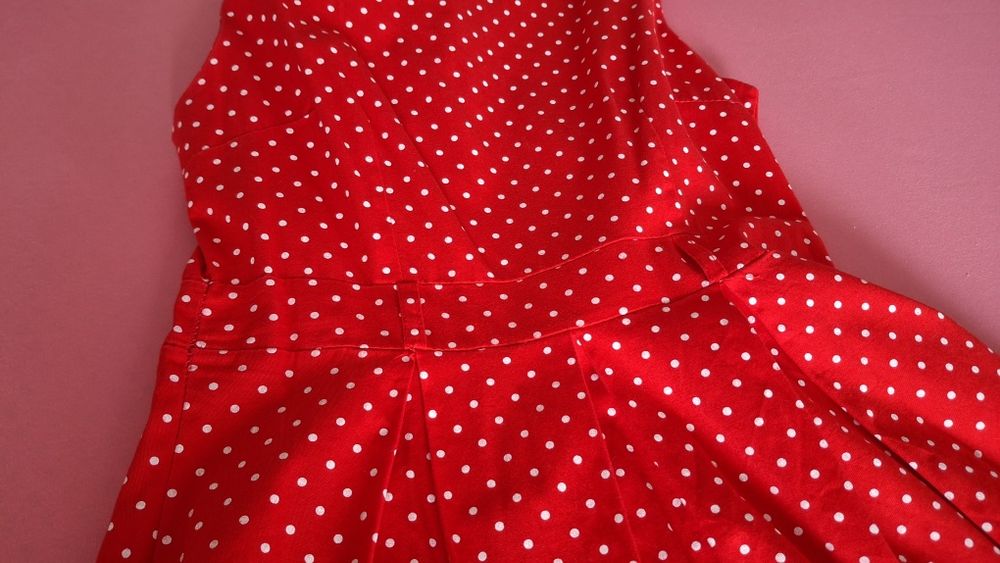 Sukienka czerwona w białe groszki R:36 
Wymiary: