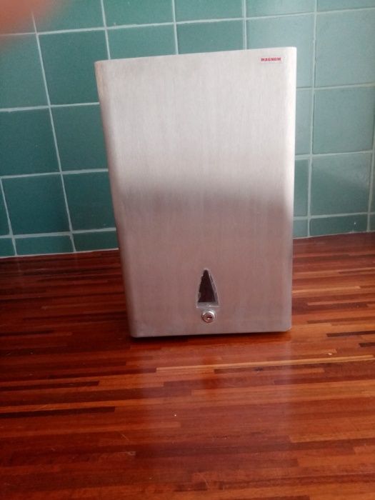 Dispensador de toalhetes de papel em aço inox MAGNUM