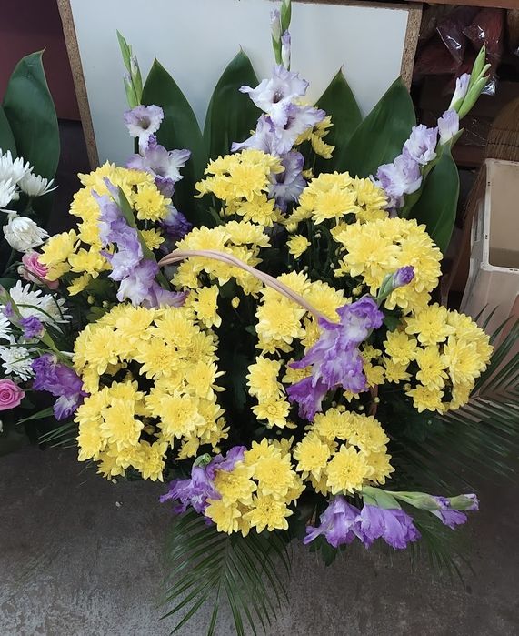 Похоронні корзини з живих квітів