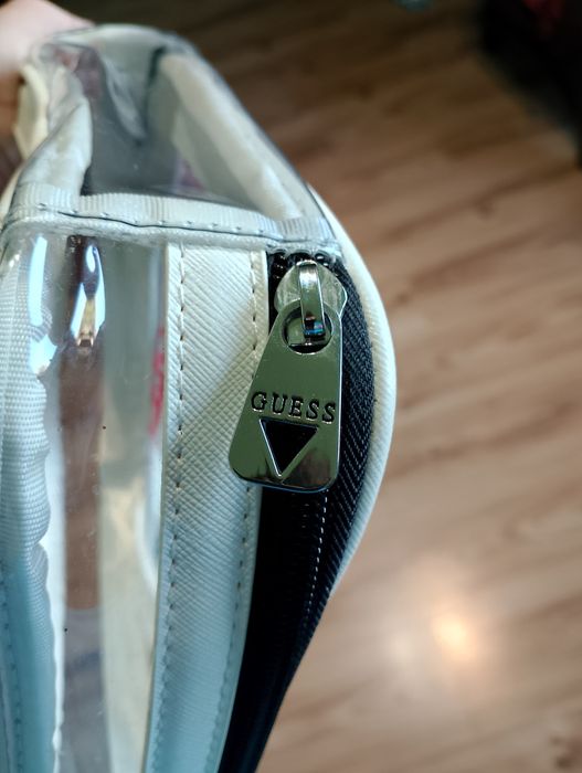 Beżowa Przezroczysta Damska Kosmetyczka Guess Ze Skóry Ekologicznej