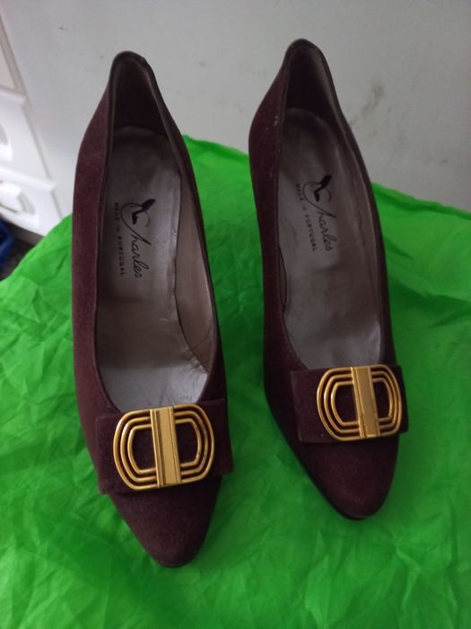 Sapatos novos em camurça castanha Charles