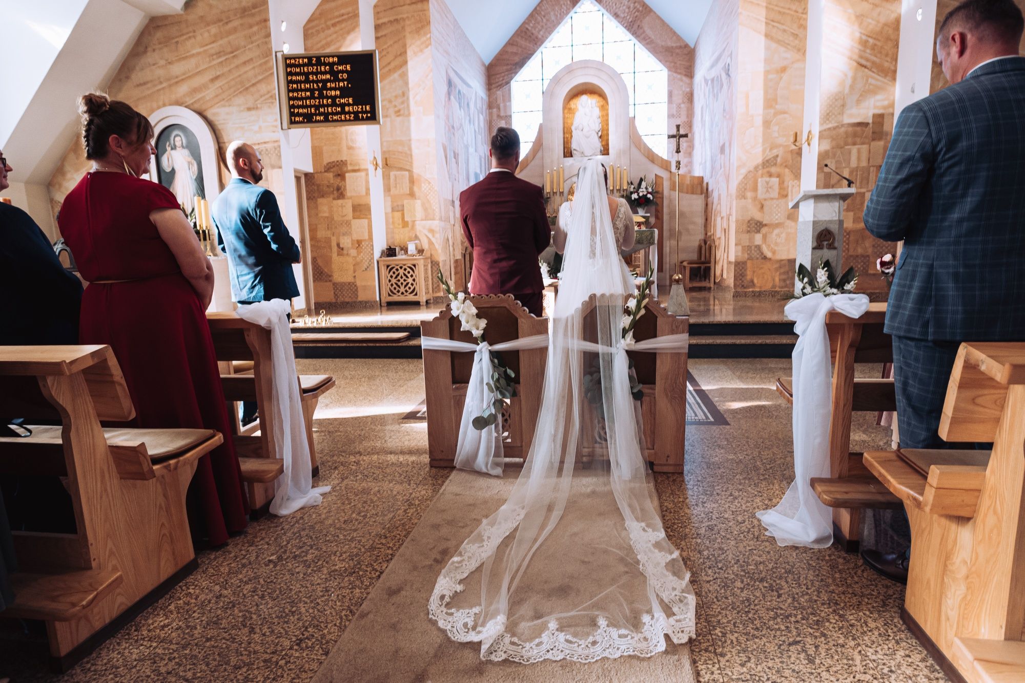 Suknia ślubna ivory z długimi, cienkimi rękawkami rozm. 38