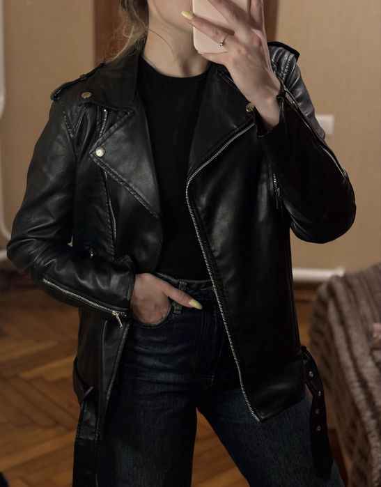 Чорна шкіряна куртка