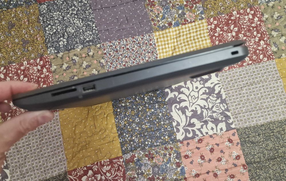 HP250G6/Full HD/Core™ i3 7020U/8DDR4/240SSD/Radeon R5 M330 2GB