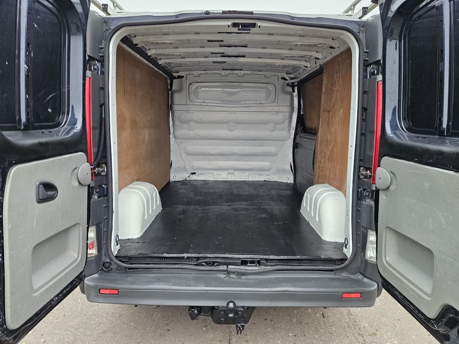 Opel_Vivaro_2.0_CDTI_ 146tys._przebieg_bagażnik_klima