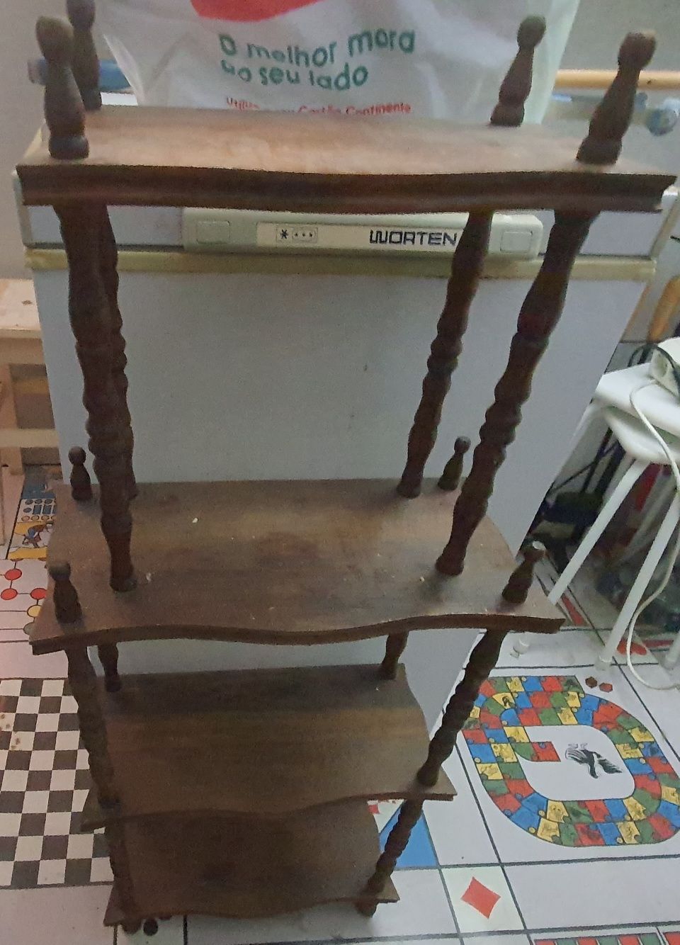 Móvel antigo com 3 prateleiras.