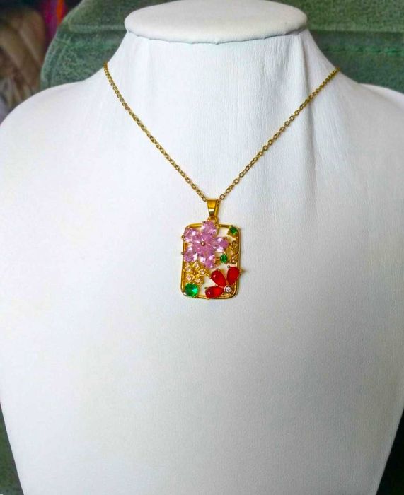 Colar Aço Dourado Rectangulo c/ Flores Cristais NOVO