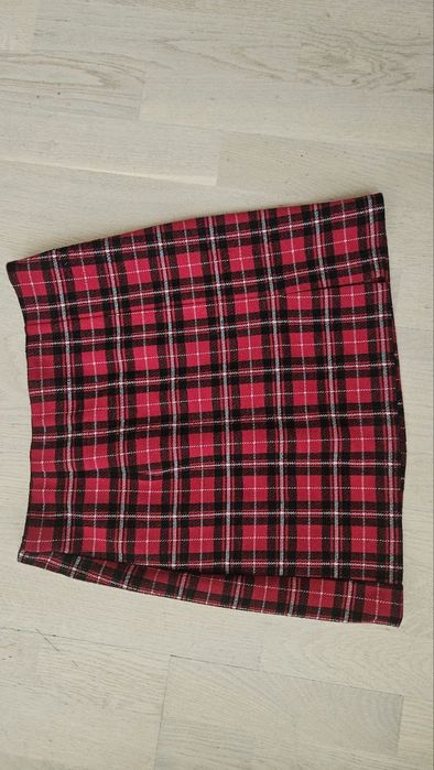 Стильна спідниця Stradivarius — зимова, тепла.