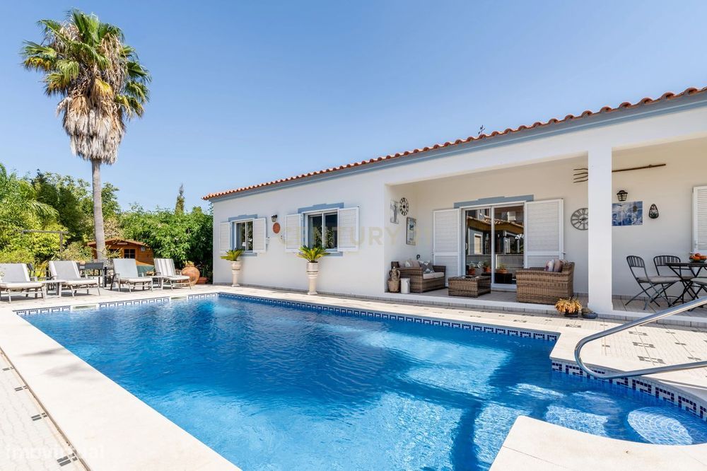 Moradia térrea T3 com jardim vedado, piscina e estacionamento no própr