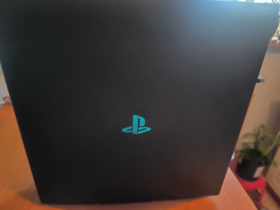 PS 4 Pro 1 TB pełen zestaw.
