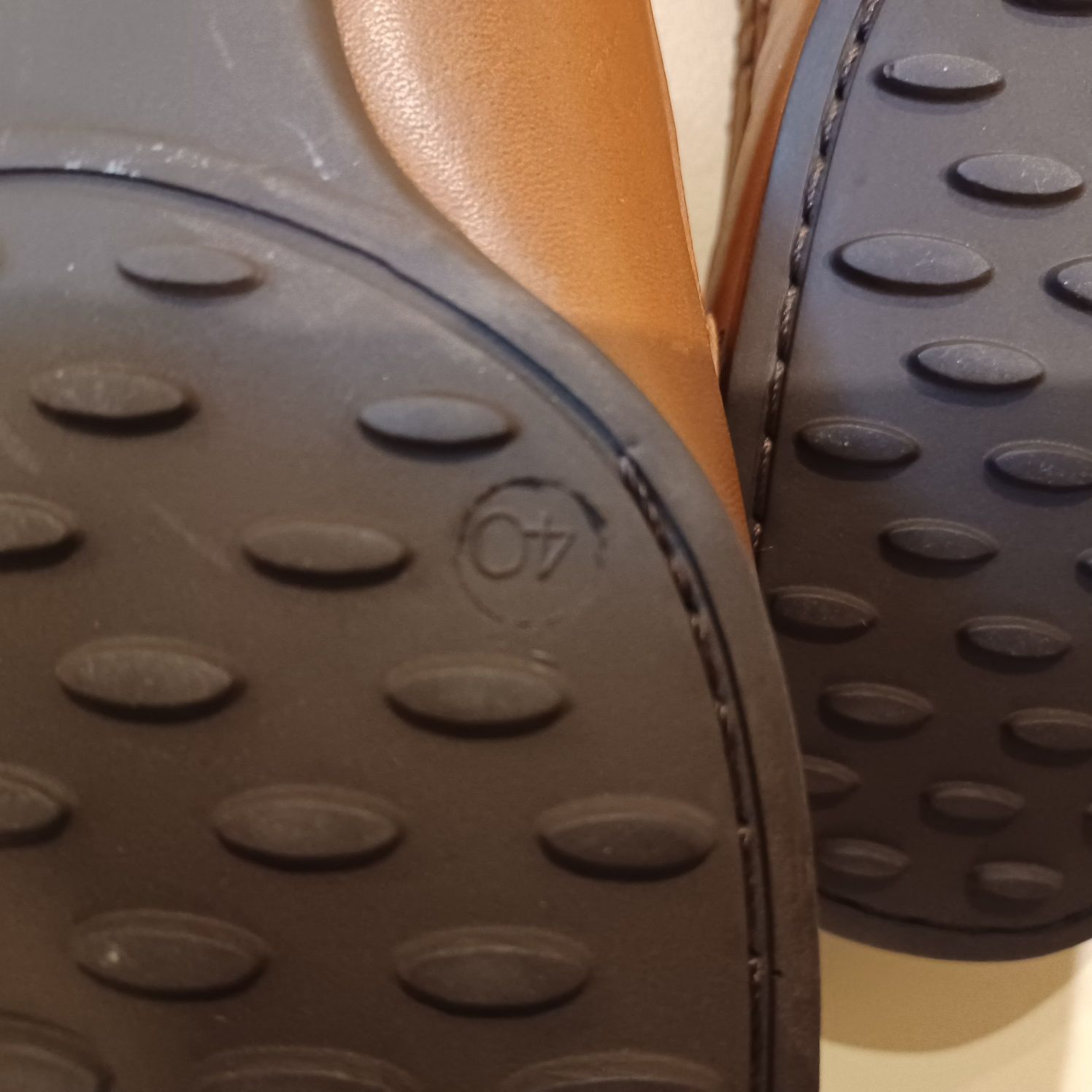Sapatos em pele novos com pequeno defeito