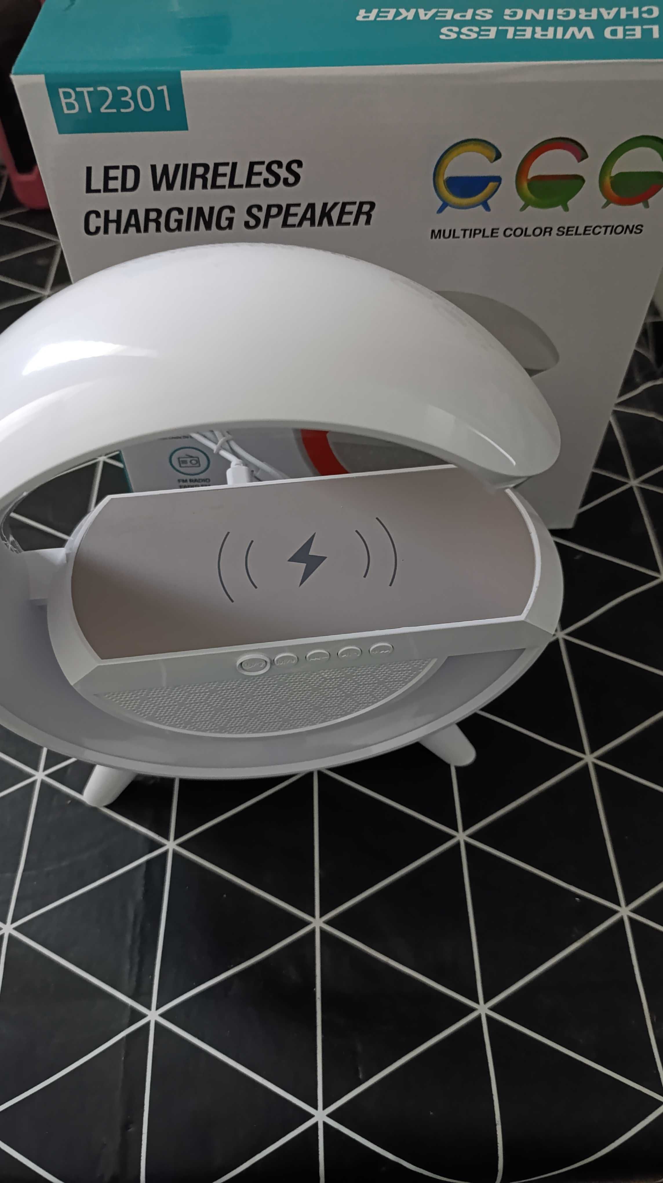Lampka Nocna Led Bluetooth Indukcja QI Głośnik  Radio Zegar Budzik RGB