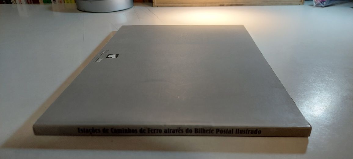 Estações de Caminhos de Ferro Através do Bilhete Postal Ilustrado