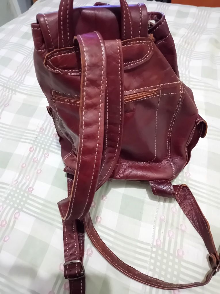 Mochila de pôr às costas de pele