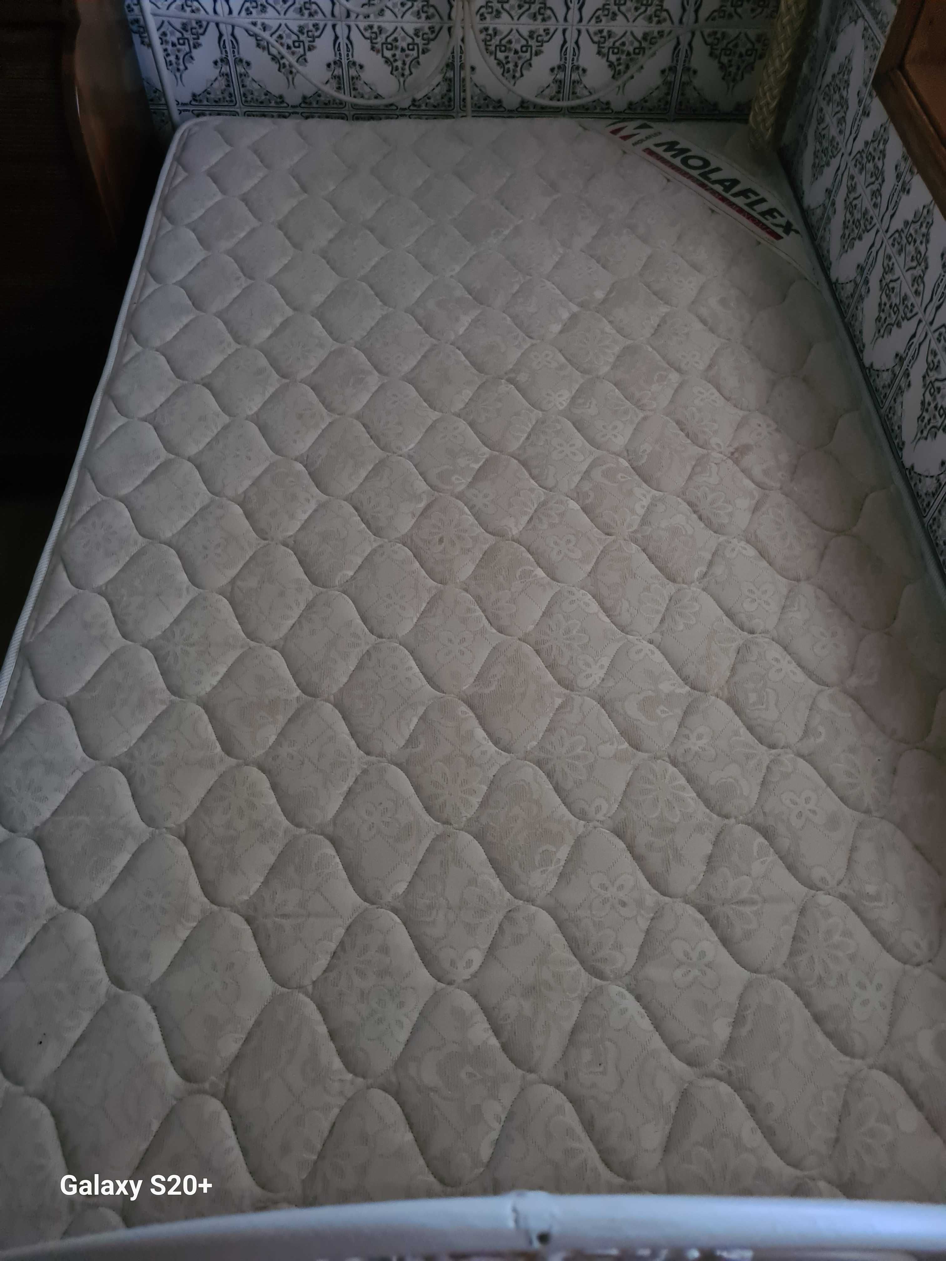 Cama em ferro com colchão Molaflex e estrado