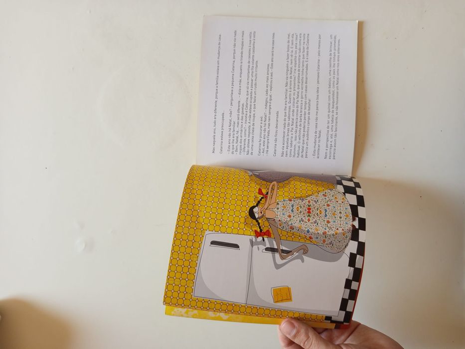 Livro  infantil "Alguém avisou o Pai Natal"