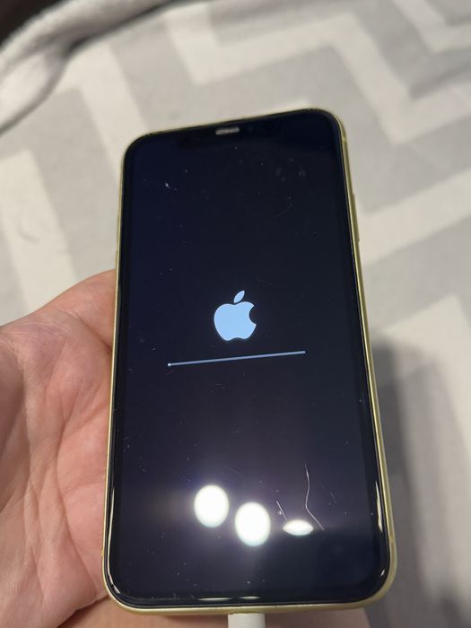 Sprzedam iphone 11 64 GB żolty z pudelkiem
