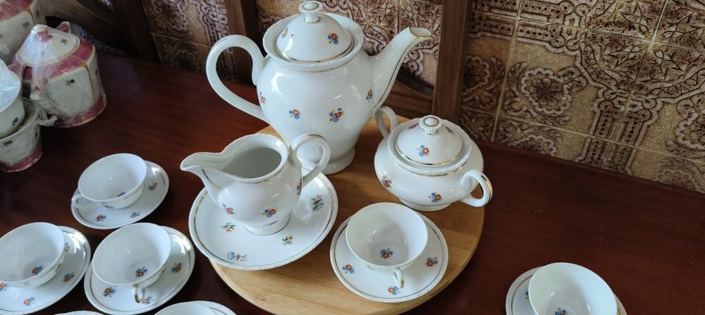 Serviço de chá em porcelana branca da Vista Alegre, Portugal.