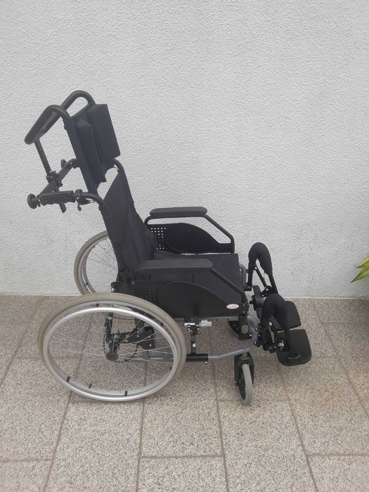 Cadeira de rodas com encosto reclinável