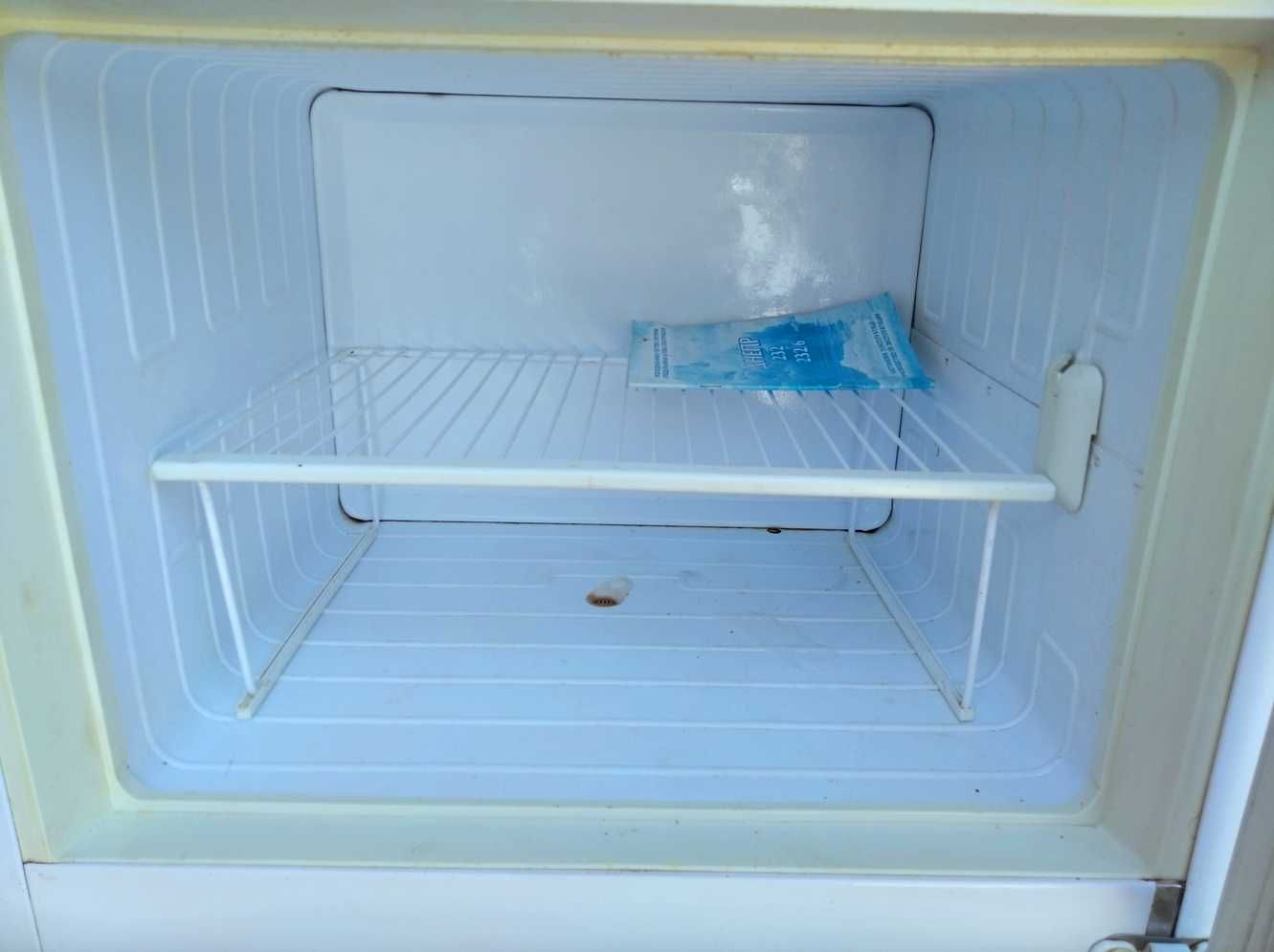 Холодильник 2-х камерный отличный морозит замечательно