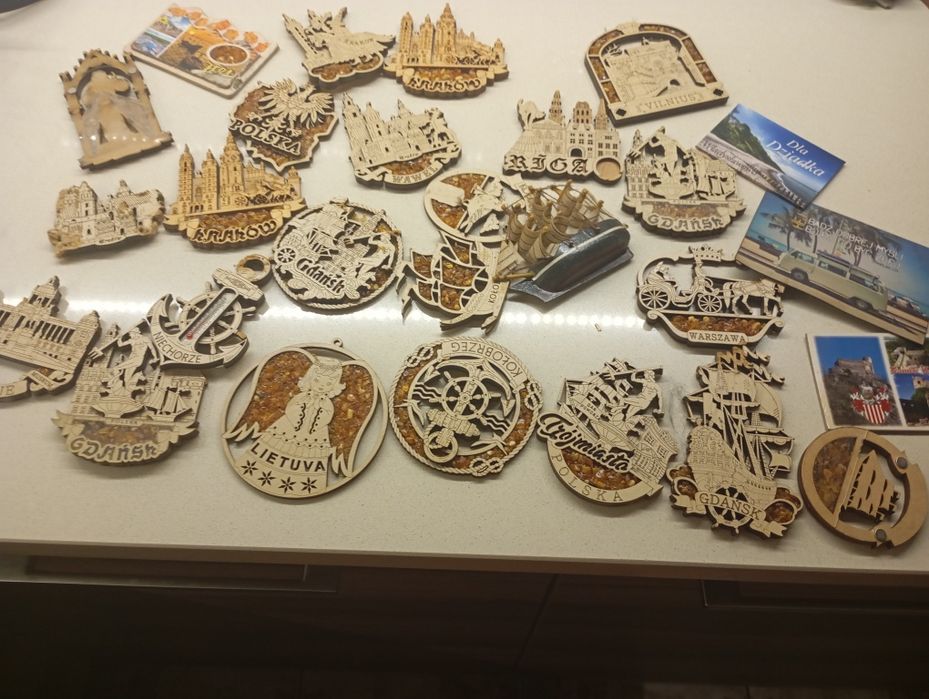 Różne magnesy na lodówkę