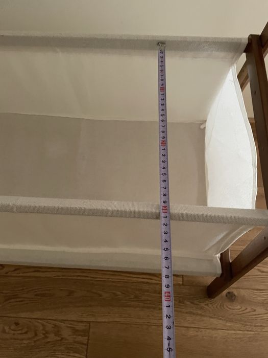 Wieszak na ubrania a pojemnikiem