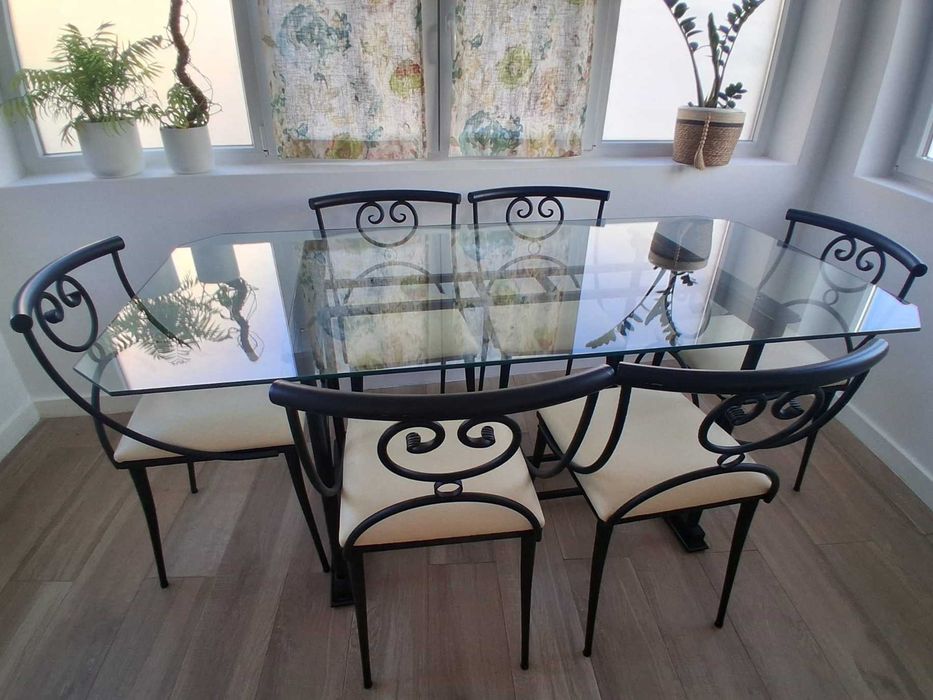 MESA de VIDRO e 6 CADEIRAS com ASSENTO em PELE