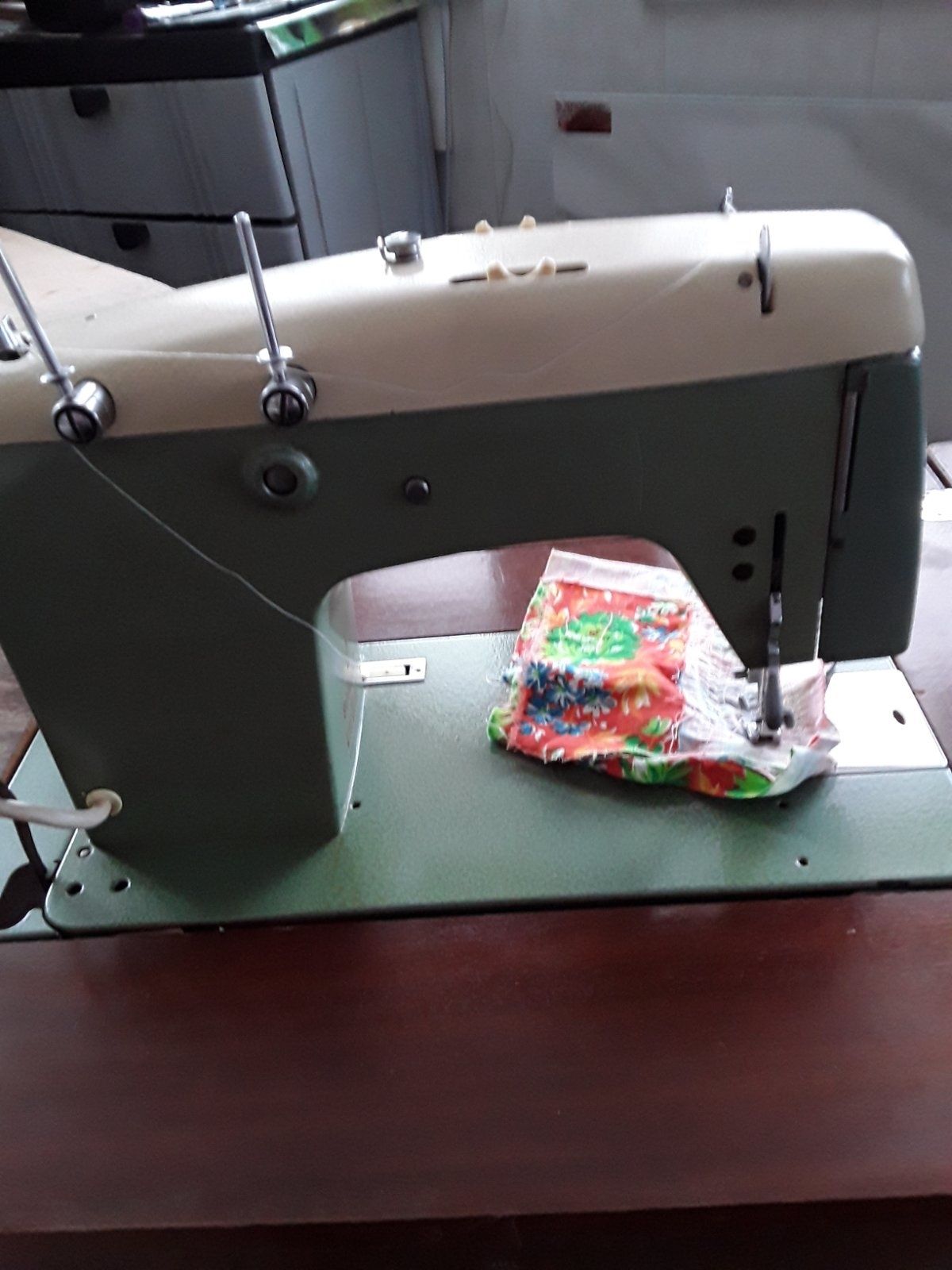 Швейная машинка Веритас Германия ножная с электроприводом с тумбой