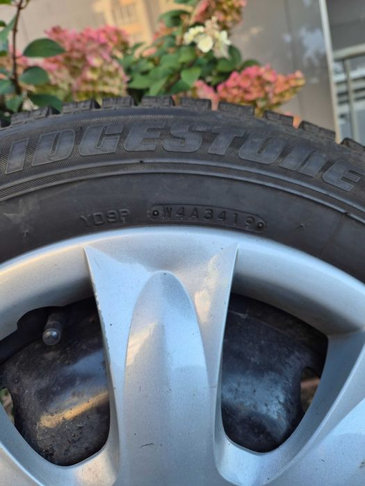Зимова гума б/в Bridgestone Blizzak 175/65 R14, з дисками і ковпаками