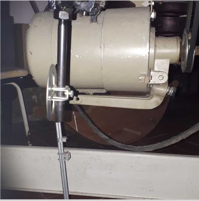 Maquina Singer industrial de ponto direito c/ bancada