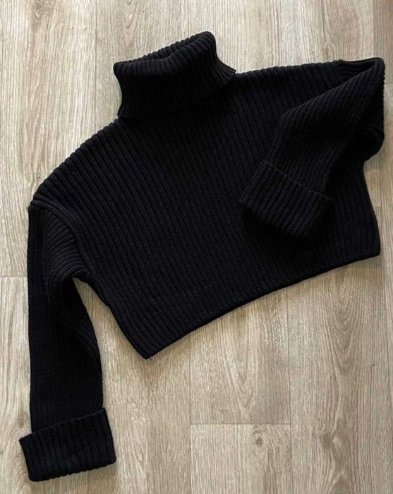 Светр вʼязаний жіночий укорочений чорний