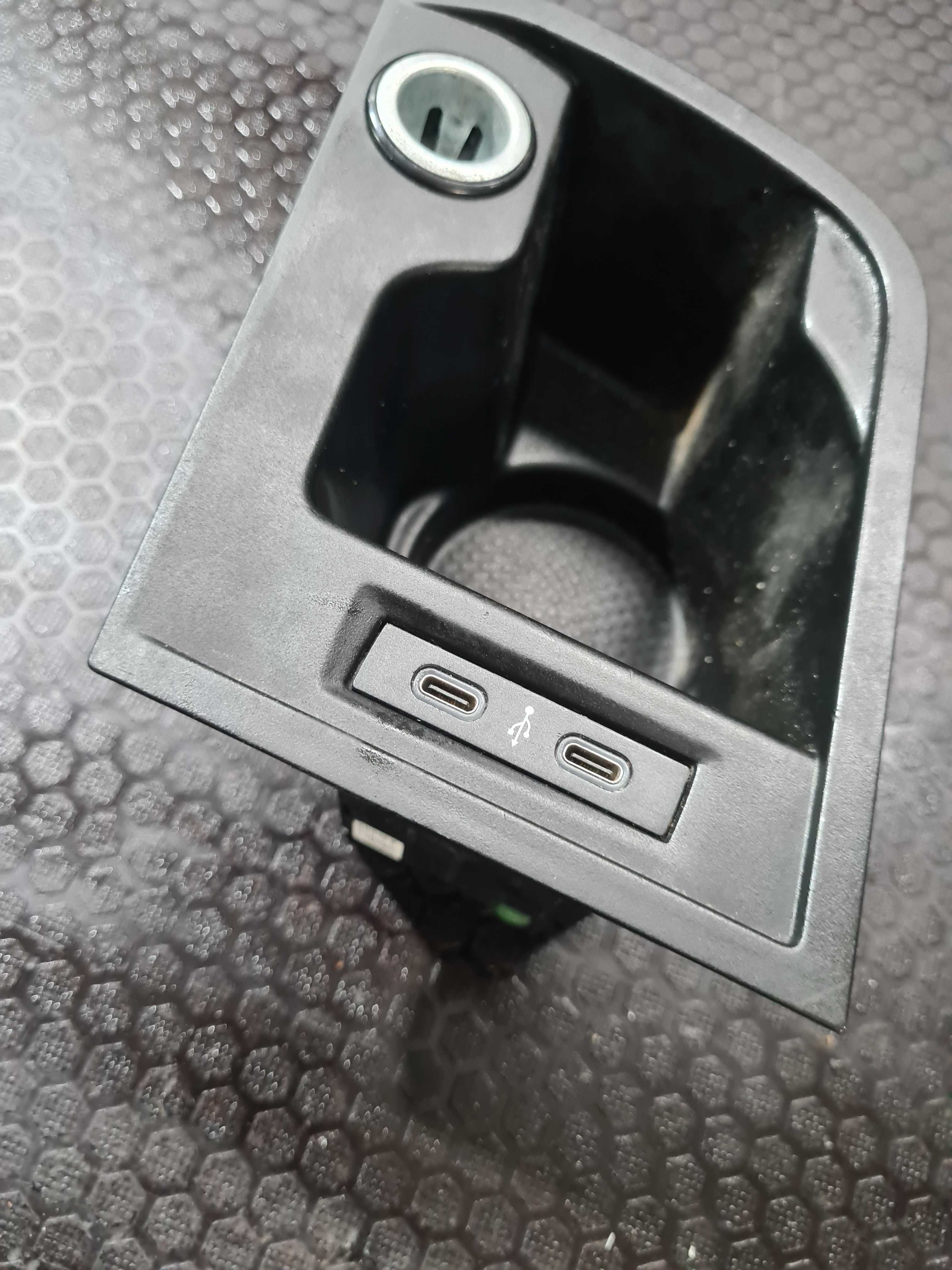 VW Transporter T6.1 2.0 21r gniazdo port USB T6