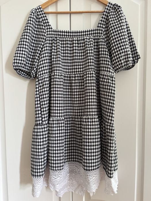 Sukienka w kratkę z guzikami i koronką ZARA