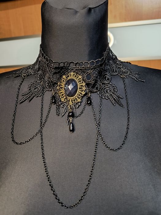 Gotycki koronkowy choker z czarnym kamieniem i łańcuszkami