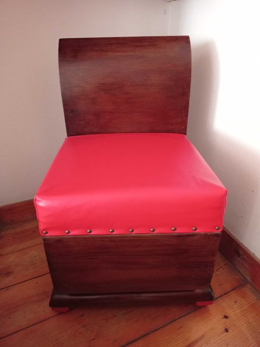 Cadeira almofadada, antiga e com estilo