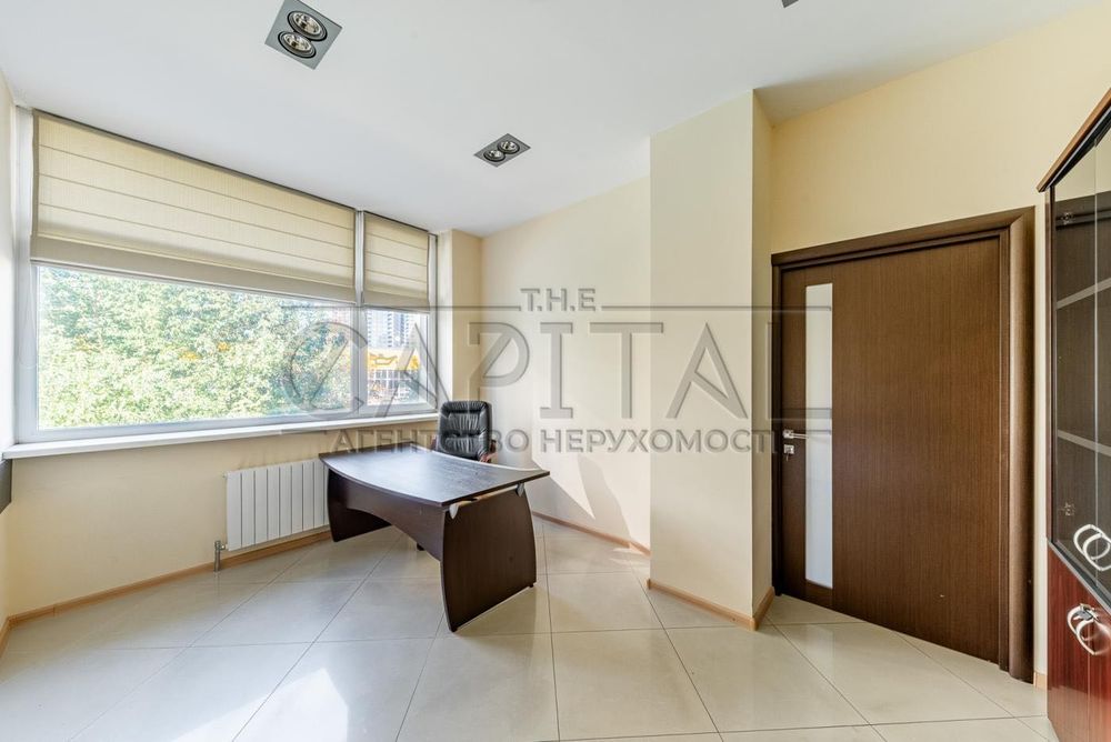 Оренда офісу 275 м² у центрі Києва, є меблі, декілька виходів, укриття
